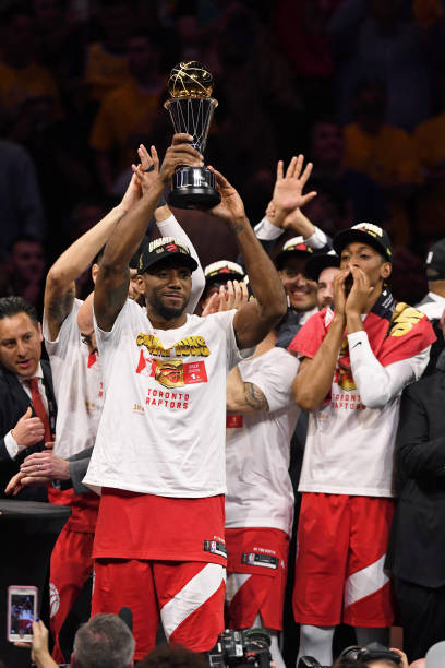 Kawhi Leonard brandit le trophée de MVP des finales après les match contre les Warriors. Crédit : Gettyimages