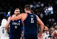 Nikola Milutinov et Nikola Jokic après la petite finale des Jeux Olympiques de Paris.