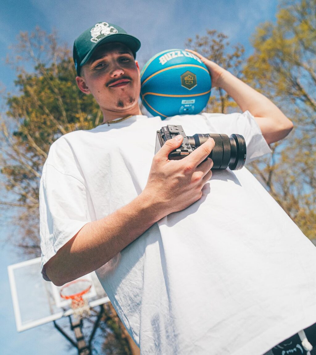 Théo Bourgeois à Charlotte, en Caroline du Nord, en tant que vidéographe d'un match NBA entre les Charlotte Hornets et les Boston Celtcis (Crédit : @risingtheo / Instagram)