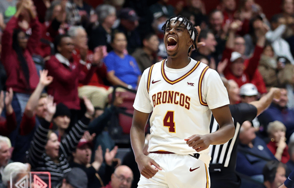 Adama Bal célébrant un panier sous le maillot des Broncos de Santa Clara.