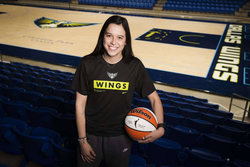 Lou Lopez Sénéchal après sa Draft par les Dallas Wings.