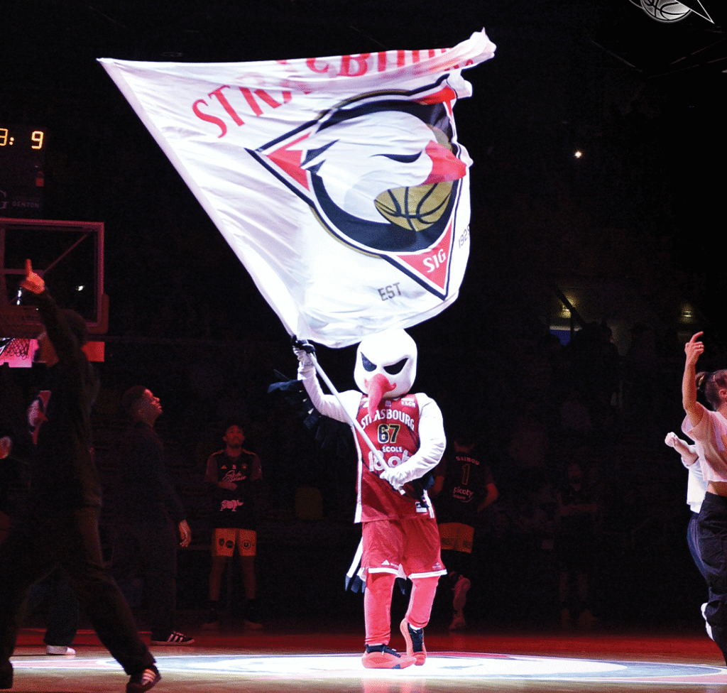 La mascotte de la SIG Strasbourg agite le drapeau du club lors d'un temps-mort.