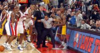 Ron Artest (à droite) confronté aux joueurs des Pistons (à gauche) après sa faute. Crédit photo : The New York Times
