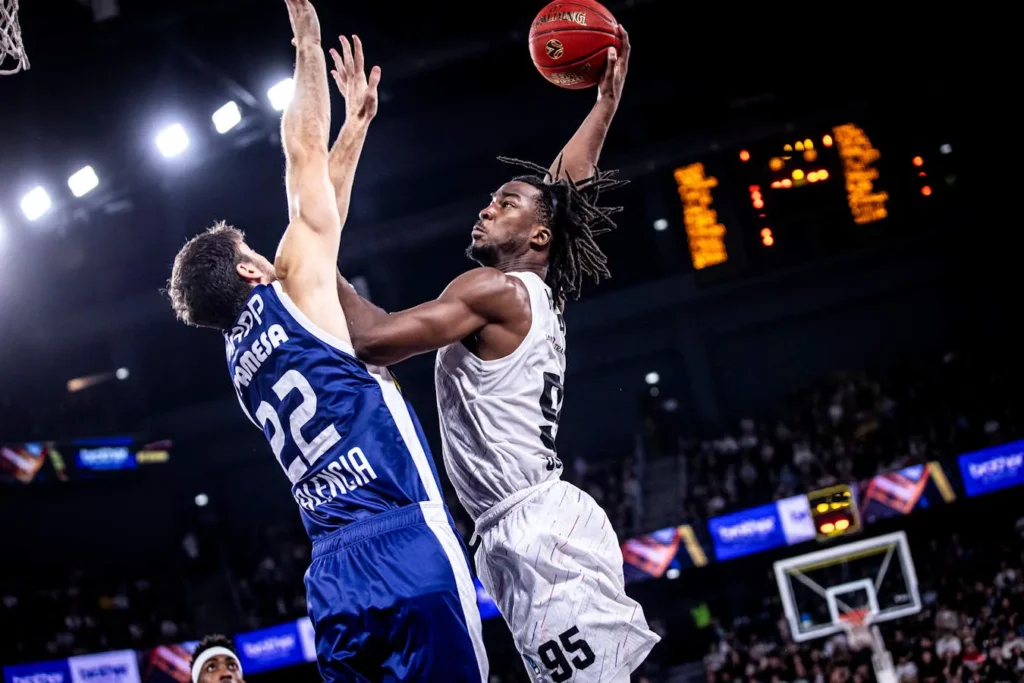 Adam Mokoka avec Cluj en EuroCup.