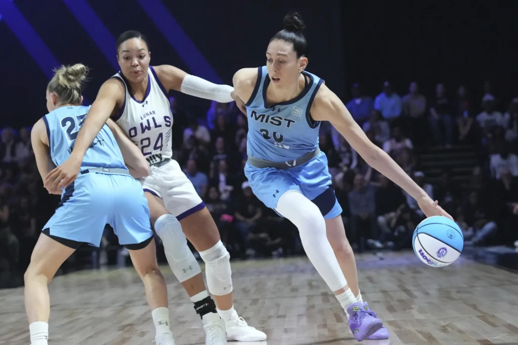 Napheesa Collier (en blanc) et Breanna Stewart (en bleu). Crédit : AP/Marta Lavandier