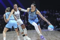 Napheesa Collier (en blanc) et Breanna Stewart (en bleu). Crédit : AP/Marta Lavandier