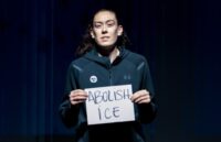 Breanna Stewart brandissant une pancarte "Abolish ICE". Source : instagram breannastewart30
