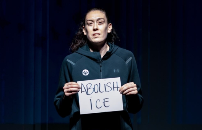 Breanna Stewart brandissant une pancarte "Abolish ICE". Source : instagram breannastewart30