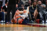 Nikola Jokic se blesse au genou façe au Heat. Crédits : SUSA / Icon Sport