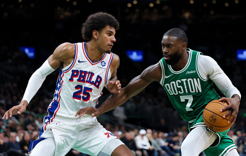 Dominick Barlow, en défense sur Jaylen Brown lors d'un macth 76ers Celtics Source Getty Image