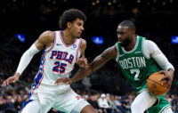 Dominick Barlow, en défense sur Jaylen Brown lors d'un macth 76ers Celtics Source Getty Image