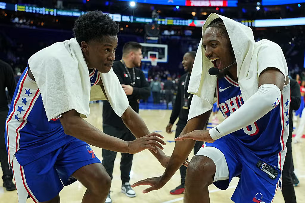 sur Le Roster. | Jusqu'où iront les 76ers ? Tyrese Maxey & VJ Edgecombe. Mitchell Leff / Getty Images