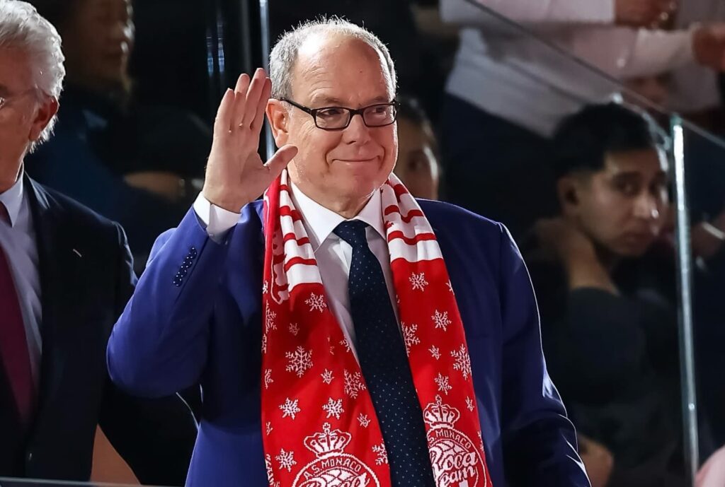 Le Prince Albert II avec une écharpe de l'AS Monaco. Source : BeBasket