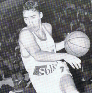 Aujourd’hui, FABRICE COURCIERNé à Lille le  10 février 1968, a commencé sa carrière de joueur en 84/85 à Evreux, au poste de meneur.85/87 REIMS, 87/90 SAINT QUENTIN, 90/91 SCEAUX. Il arrive au BCM en 1991, où il jouera jusque la saison 1993. Repart à SCEAUX 93/94, 94/95 MONTPELLIER, 95/96 EVREUX, 96/98 TOURCOING. A MONTPELLIER,Il occupe le rôle d’entraineur/joueur. IL revient à GRAVELINES en 2000, où il devient l’assistant de JEAN-LUC MONSCHAU.  Il remplace ce dernier au poste d’entraîneur après 11 journées de championnat pendant la saison 2003/2004…Cette même saison, il mène le BCM an playsoffs jusqu’en finale, cette  dernière perdue contre PAU-ORTHEZ. La saison suivant il mène le BCM jusqu’en finale de la semaine des As, perdue contre NANCY. EN 2005, l’année du bonheur, il emmène le BCM en finale de coupe de France, le BCM gagnera, apportant ainsi au club son premier trophée !!! Son contrat arrivant à terme, celui-ci n’est pas renouvelé…..FABRICE COURSIER, change de défi et devient l’entraineur de l’équipe féminine de SAINT AMAND PH fin 2006. Le 18 décembre 2010, il donne son nom à la salle des sports de la ville de LESQUIN. En janvier 2013, il devient l’entraîneur de l’ASC DENAIN. Le club est alors en grande difficulté financière, le 15 mai 2014, FABRICE COURSIER arrive comme entraîneur à ORCHIES (pro b) pour la saison 2014/2015. SON PALMARES, en tant qu’entraîneur, Vainqueur de la Coupe de France en 2005, Finaliste de la semaine des As en 2005. Vainqueur du trophée du Futur en 2003. Il est le papa du jeune QUENTIN COURCIER, meneur lui aussi, qui a joué en PRO B A DENAIN. Il intégrera le club d’ARDRES, ceci lui permettra de continuer à jouer et étudier. Quentin va en effet entrer à l’Université du Littoral à Calais où il étudiera en deuxième année de STAPS.MERCI A FABRICE COURSIER DE NOUS AVOIR FAIT GAGNER LA COUPE DE FRANCE EN 2005, 10 ANS DEJA. L’ON AIMERAIT REVIVRE LA MEME CHOSE EN 2016 !!!!! GO GO GO BCM. BONNE JOURNEE A TOUS, GO GO GO BCM. GO GO GO L'EQUIPE DE FRANCE CE SOIR (en clair sur la chaîne 42, pour les personnes chez sfr, et numéricable.