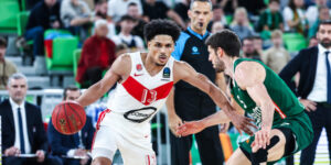 Xavier Castaneda sous le maillot de la JL Bourg avec le ballon en main