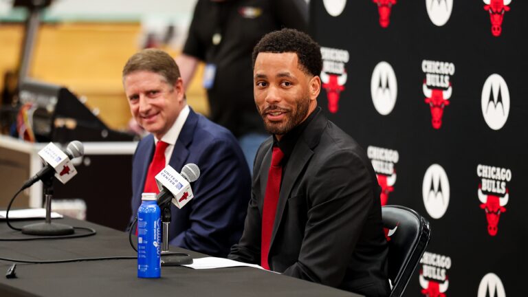 Bryson Graham lors de sa conférence de presse d'introduction au côté de Michael Reinsdorf. Crédit : Sam Smith via NBA.com
