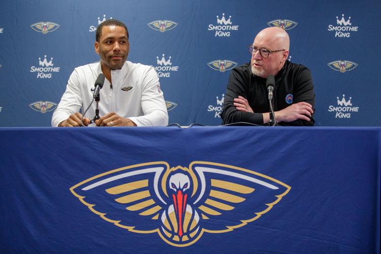 Bryson Graham au côté de David Griffin devant les médias lors de sa dernière saison à la Nouvelle-Orléans. Crédit : David Grunfeld/The New Orleans Advocate via AP