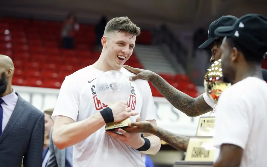 sur Le Roster. | Isaiah Hartenstein, de l’ombre à la lumière Isaiah Hartenstein après avoir remporté le titre de MVP des finales en G-League. Crédit : Michelle Farsi via Getty Images