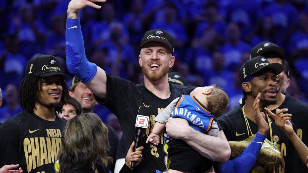 sur Le Roster. | Isaiah Hartenstein, de l’ombre à la lumière Isaiah Hartenstein célébrant son titre avec OKC. Crédit : Matthew Stockman via getty Images