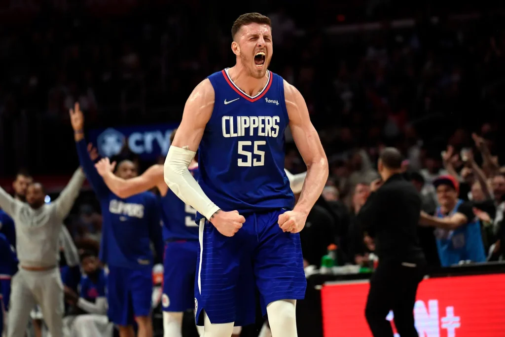 sur Le Roster. | Isaiah Hartenstein, de l’ombre à la lumière C'est aux Los Angeles Clippers qu'Isaiah Hartenstein commence à faire parler de lui. Crédit : Kevork Djansezian via Getty Images