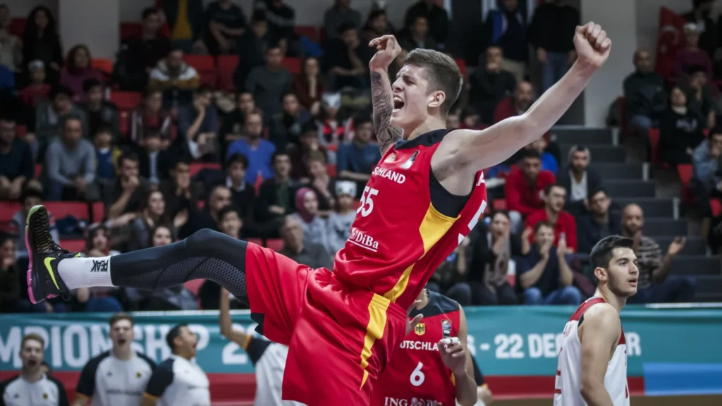 sur Le Roster. | Isaiah Hartenstein, de l’ombre à la lumière Isaiah Hartenstein lors de son dernier match avec l'Allemagne en février 2018 contre la Géorgie. Crédit : FIBA