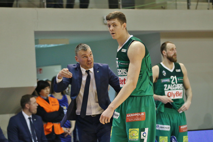 sur Le Roster. | Isaiah Hartenstein, de l’ombre à la lumière Isaiah Hartenstein évolue sous les ordres de Sarunas Jasikevicius lors de sa saison au Zalgiris Kaunas. Crédit : V.Mikaitis via BasketNews