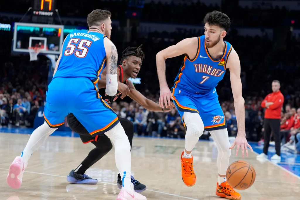 sur Le Roster. | Isaiah Hartenstein, de l’ombre à la lumière Isaiah Hartenstein et Chet Holmgren forment les Twin Towers du Thunder. Crédit : Bryan Terry via The Oklahoman