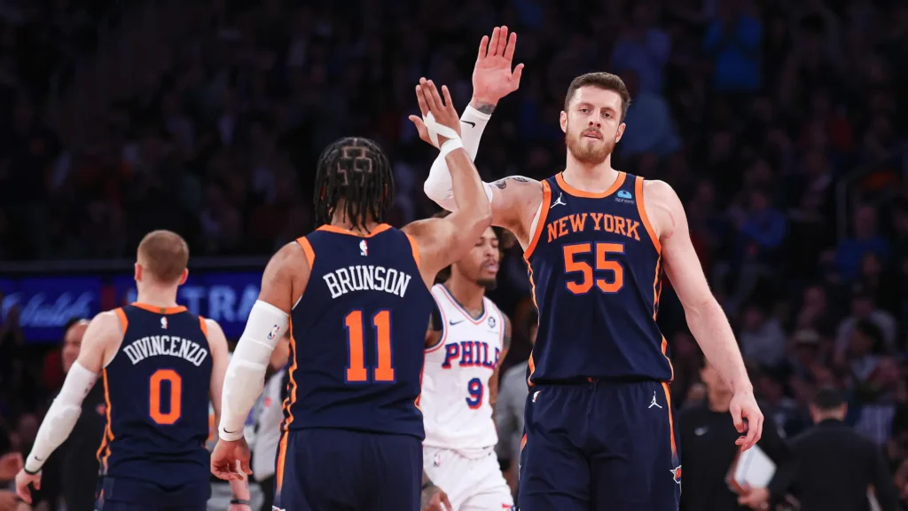 sur Le Roster. | Isaiah Hartenstein, de l’ombre à la lumière Isaiah Hartenstein a été un élément majeur du succès des Knicks en tournant à 8,5 points, 7,8 rebonds et 3,5 assists sur la campagne de playoffs 2024. Crédit : Vincent Carchietta via USA TODAY Sports