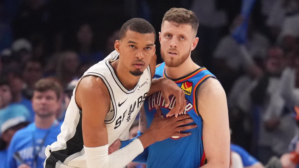 sur Le Roster. | Isaiah Hartenstein, de l’ombre à la lumière Isaiah Hartenstein opposé à Victor Wembanyama lors des finale de conférence Ouest 2026. Crédit : Jesse D. Garrabrant via NBAE