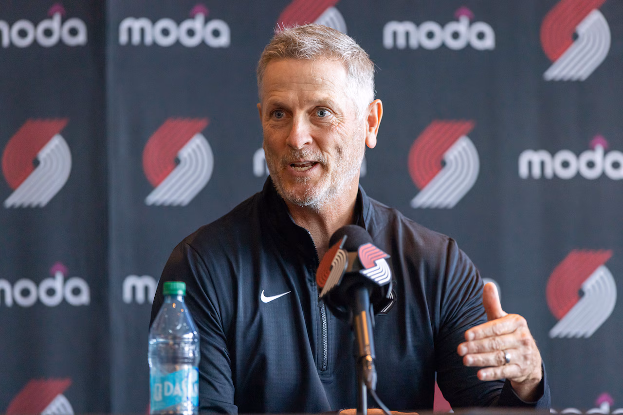 Tom Dundon lors de sa conférence de presse d'introduction en tant que nouveau propriétaire de Portland. Crédit : Sean Meagher via The Oregonian