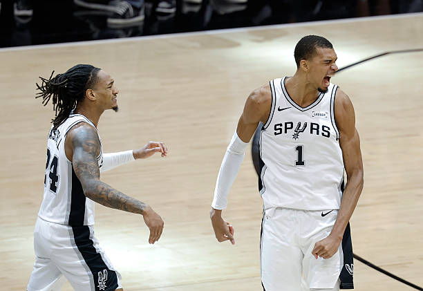 sur Le Roster. | Spurs 2-2 Thunder. San Antonio domine à domicile Les Spurs au caractère.