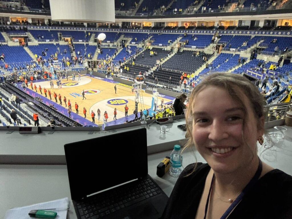 Julie dans la salle du Fener. 
