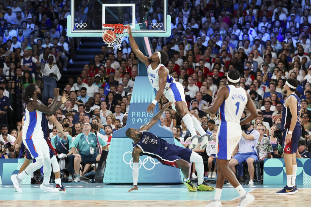 sur Le Roster. | Guerschon Yabusele : Un sentiment d’inachevé en NBA Guerschon Yabusele Dunk sur LeBron James. Source : Galerie JEAN DENIS
WALTER.