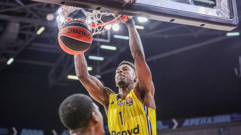 Jaylen Hoard dunkant le ballon
