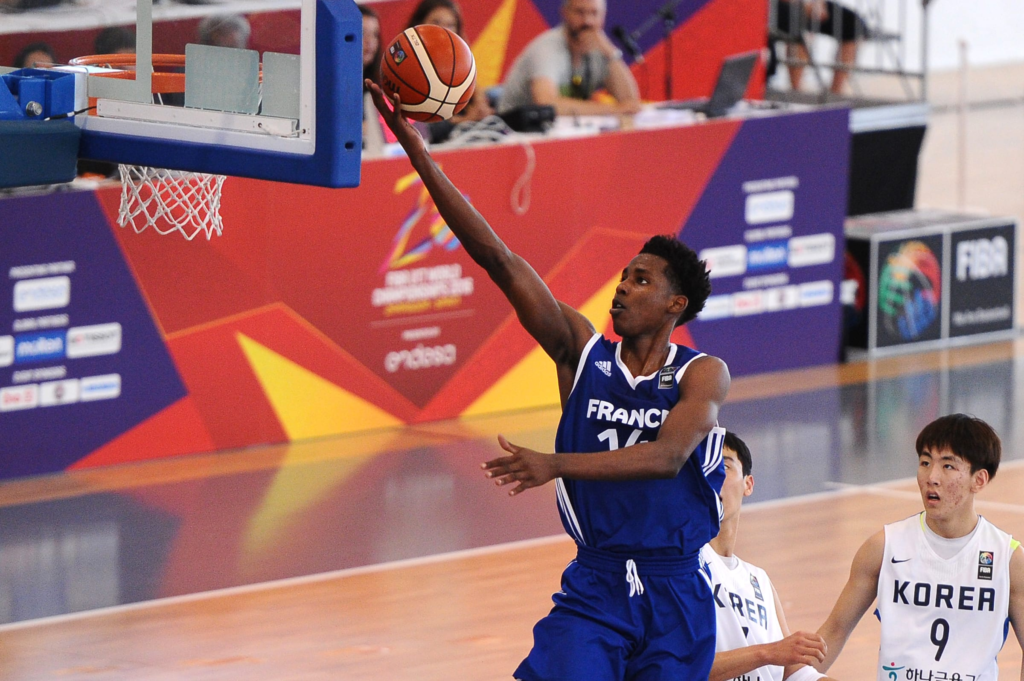 Jaylen Hoard montant au lay-up face à la Corée au Mondial U17