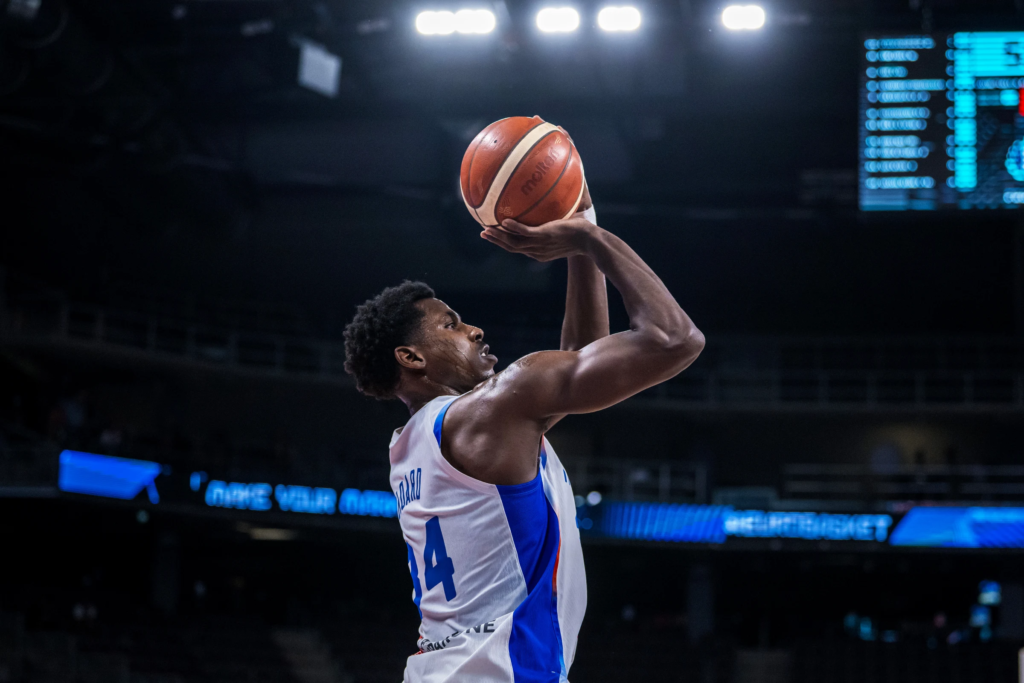 Jaylen Hoard tentant un shoot à l'EuroBasket 2025