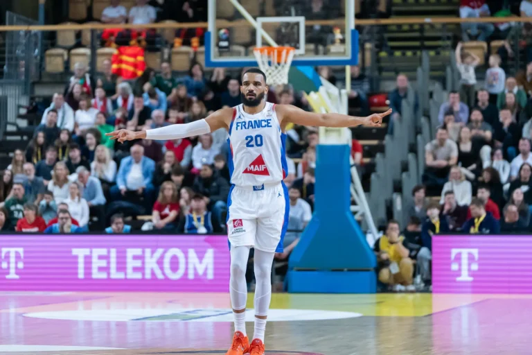 sur Le Roster. | Amine Noua : une place gagnée en équipe de France ?