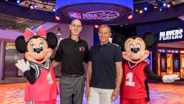 sur Le Roster. | Que cache la vente record des Los Angeles Lakers ? Adam Silver et Bob Iger, les deux amis de longue date. Crédit : via Disney