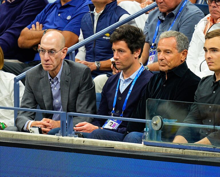 sur Le Roster. | Que cache la vente record des Los Angeles Lakers ? Adam Silver, Josh Kushner et Bob Iger ensemble à l'US Open en septembre 2025. Crédit : Sarah Stier via Getty Images