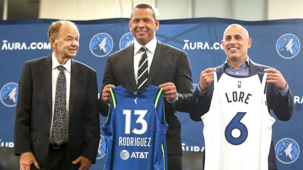 Alex Rodriguez (au centre) et Marc Lore (à droite) au moment de l'annonce du deal avec Glen Taylor (à gauche). Crédit : Minnesota Timberwolves via Twitter