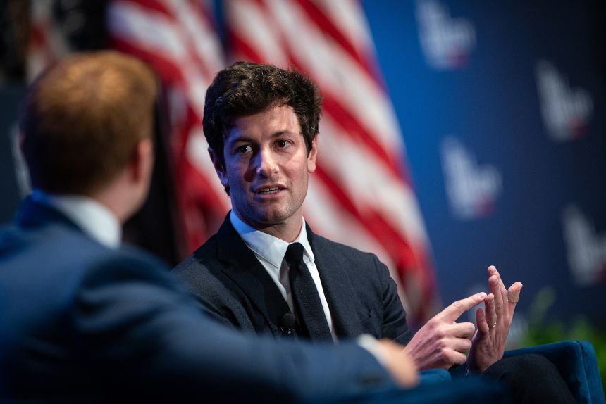 sur Le Roster. | Que cache la vente record des Los Angeles Lakers ? Après avoir réussi dans la tech, Josh Kushner s'attaque à une nouvelle industrie. Crédit : Al Drago / Bloomberg via Getty Images