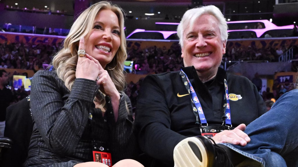 sur Le Roster. | Que cache la vente record des Los Angeles Lakers ? Mark Walter aux côtés de Jeannie Buss : une image qui appartient déjà au passé des Los Angeles Lakers. Crédit : Allen Berezovsky via Getty Images