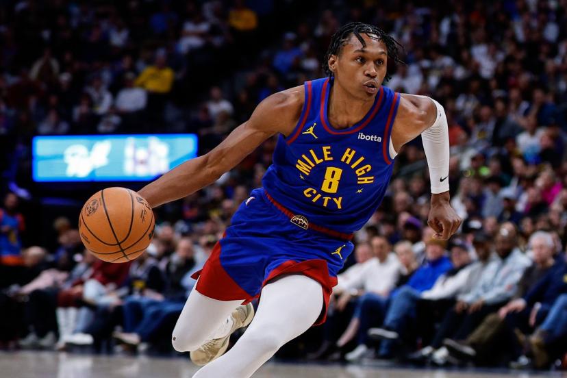 sur Le Roster. | Comment Peyton Watson va-t-il s’intégrer à Cleveland ? Grâce aux multiples blessures à Denver, Peyton Watson a pu être (un peu) passé au révélateur de la création individuelle. Crédit : I.J. Downing via Presse Sports