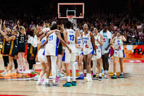 sur Le Roster. | Après une demi maitrisée, la France va en Finale France